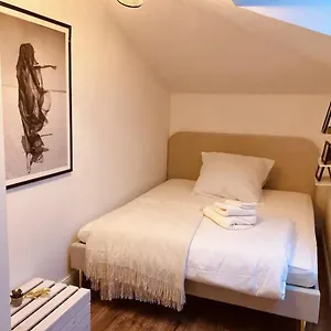 Bali Stylische Mit Terrasse Schönefeld